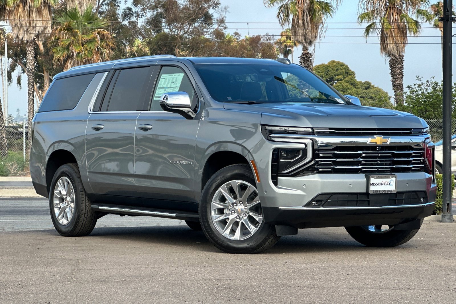 2025 Chevrolet Suburban Premier photo 2