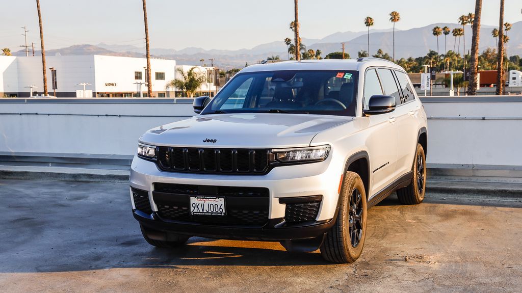 2024 Jeep Grand Cherokee Altitude photo 4
