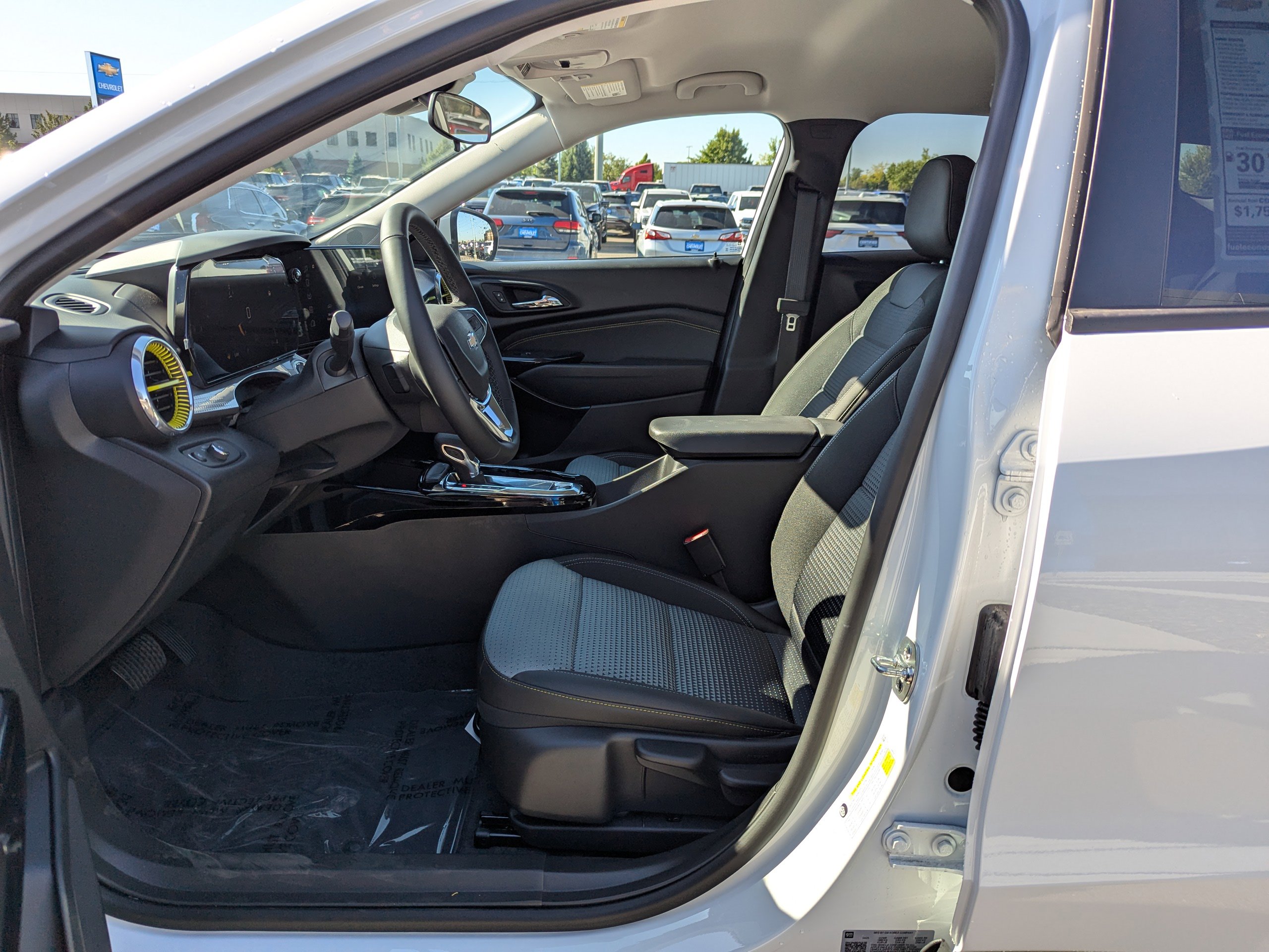 2025 Chevrolet Trax LT photo 8