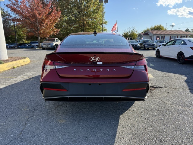 2025 Hyundai Elantra SEL Sport photo 4