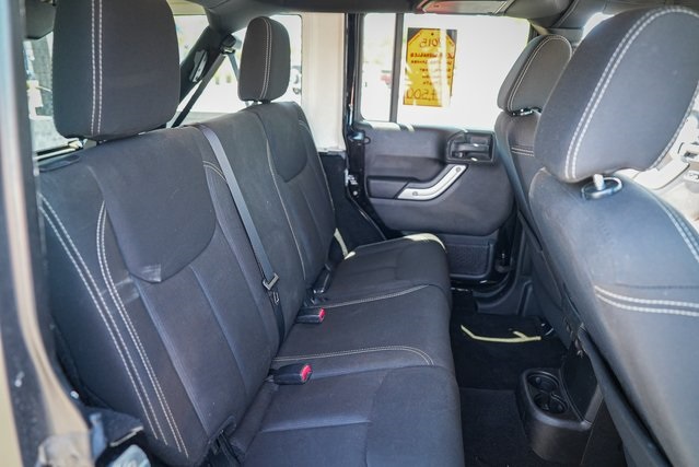 2015 Jeep Wrangler Unlimited Sahara photo 24