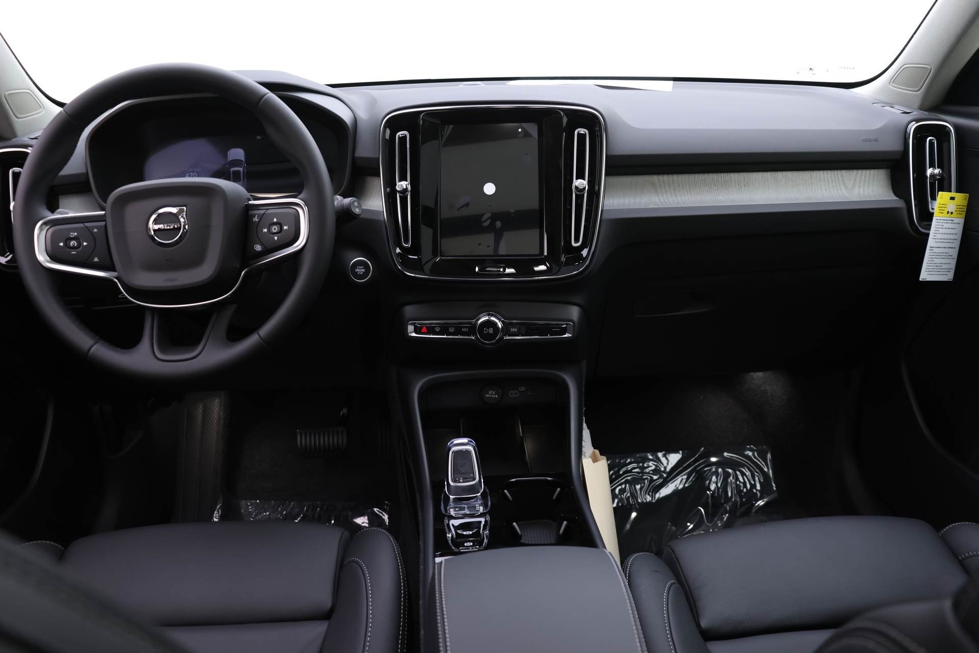 2026 Volvo XC40 Plus photo 6