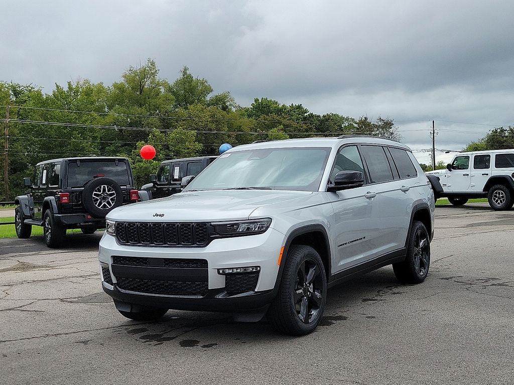 2025 Jeep Grand Cherokee Limited photo 2