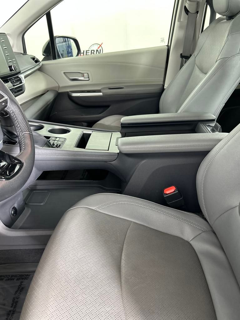2022 Toyota Sienna Limited photo 19