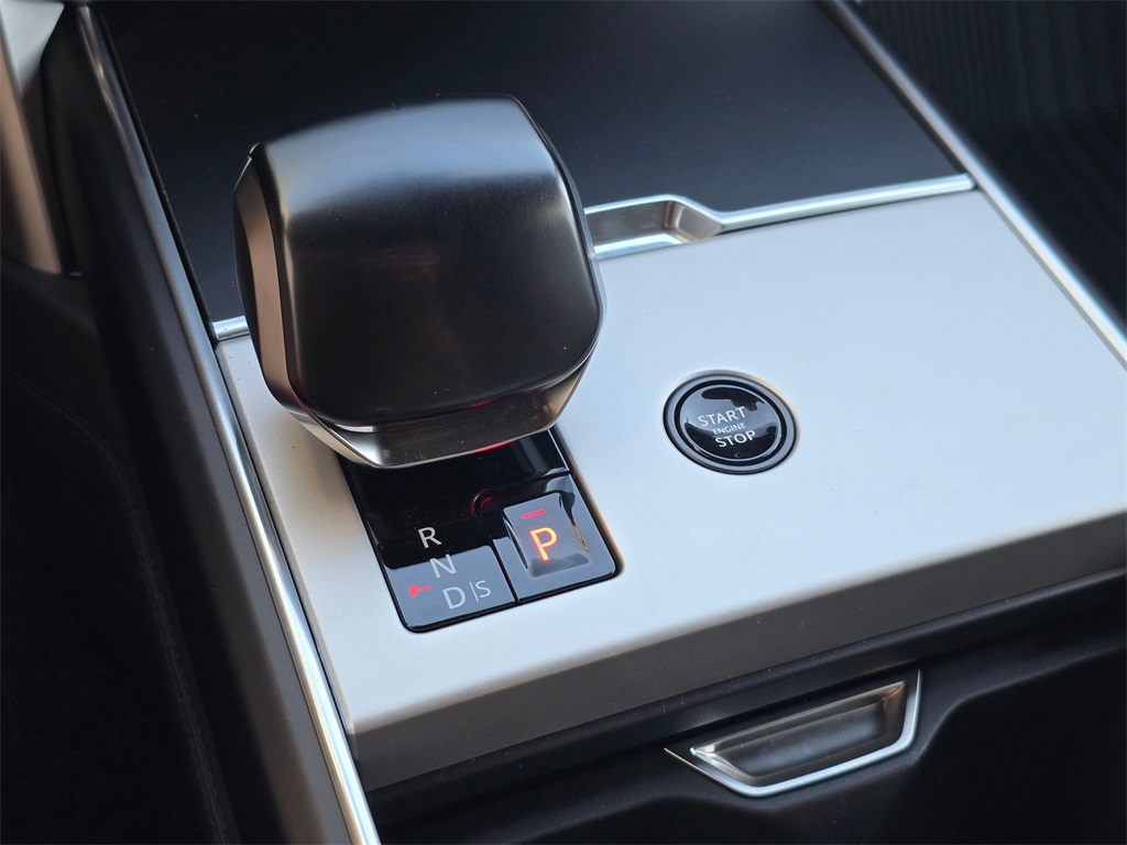 2025 Land Rover Range Rover SV photo 15
