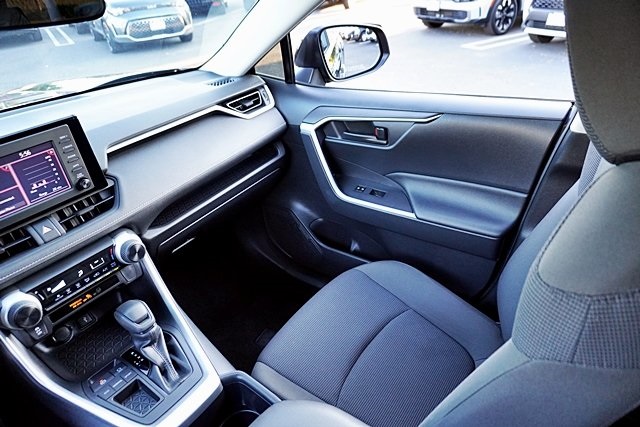 2022 Toyota RAV4 LE photo 21