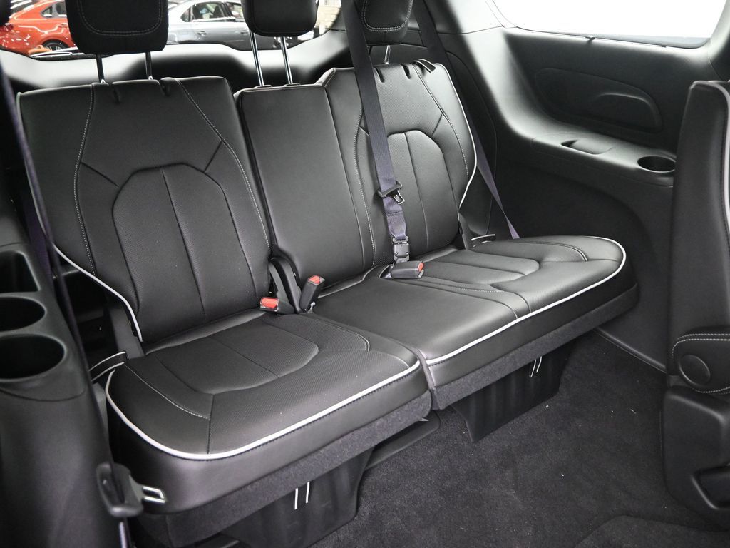 2025 Chrysler Pacifica Limited photo 6