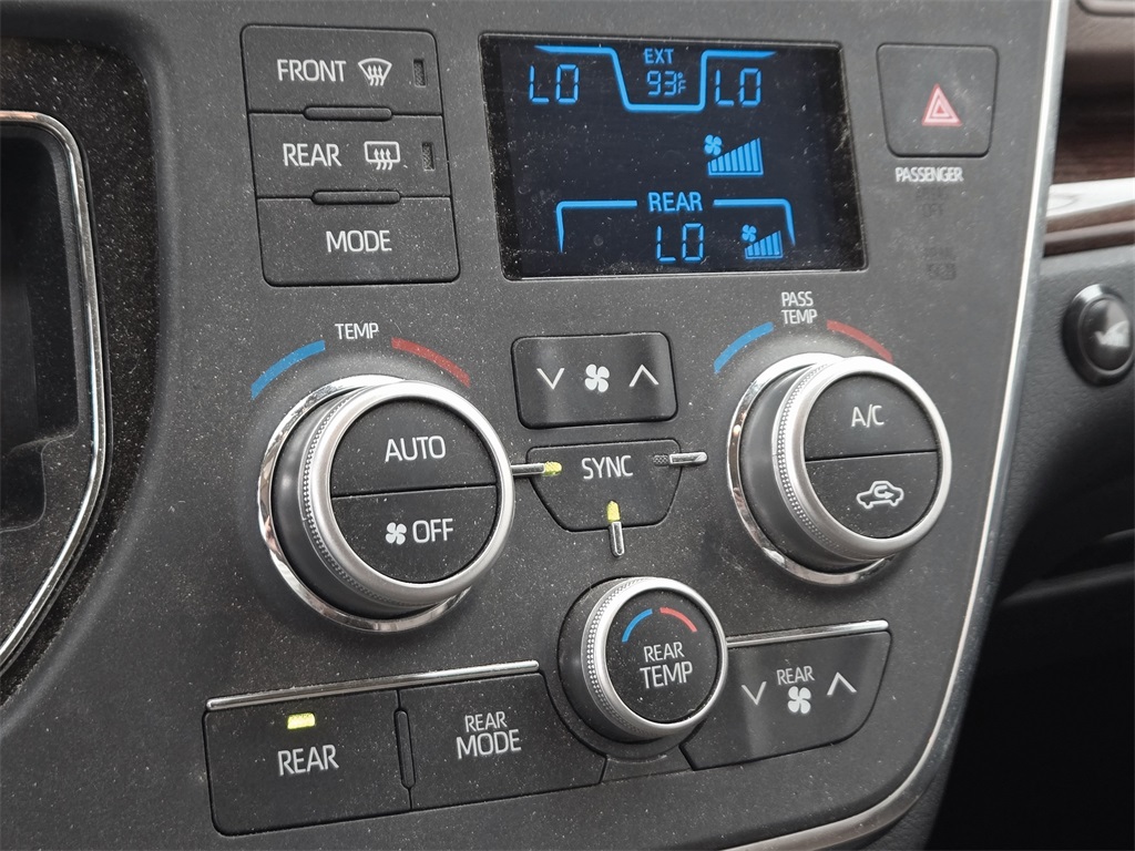 2019 Toyota Sienna Limited Premium photo 19