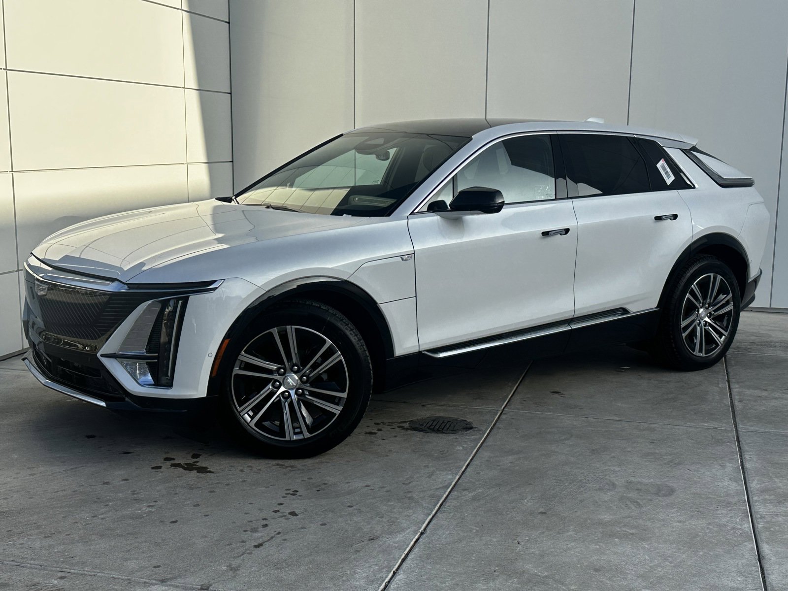 2025 Cadillac Lyriq Luxury photo 2
