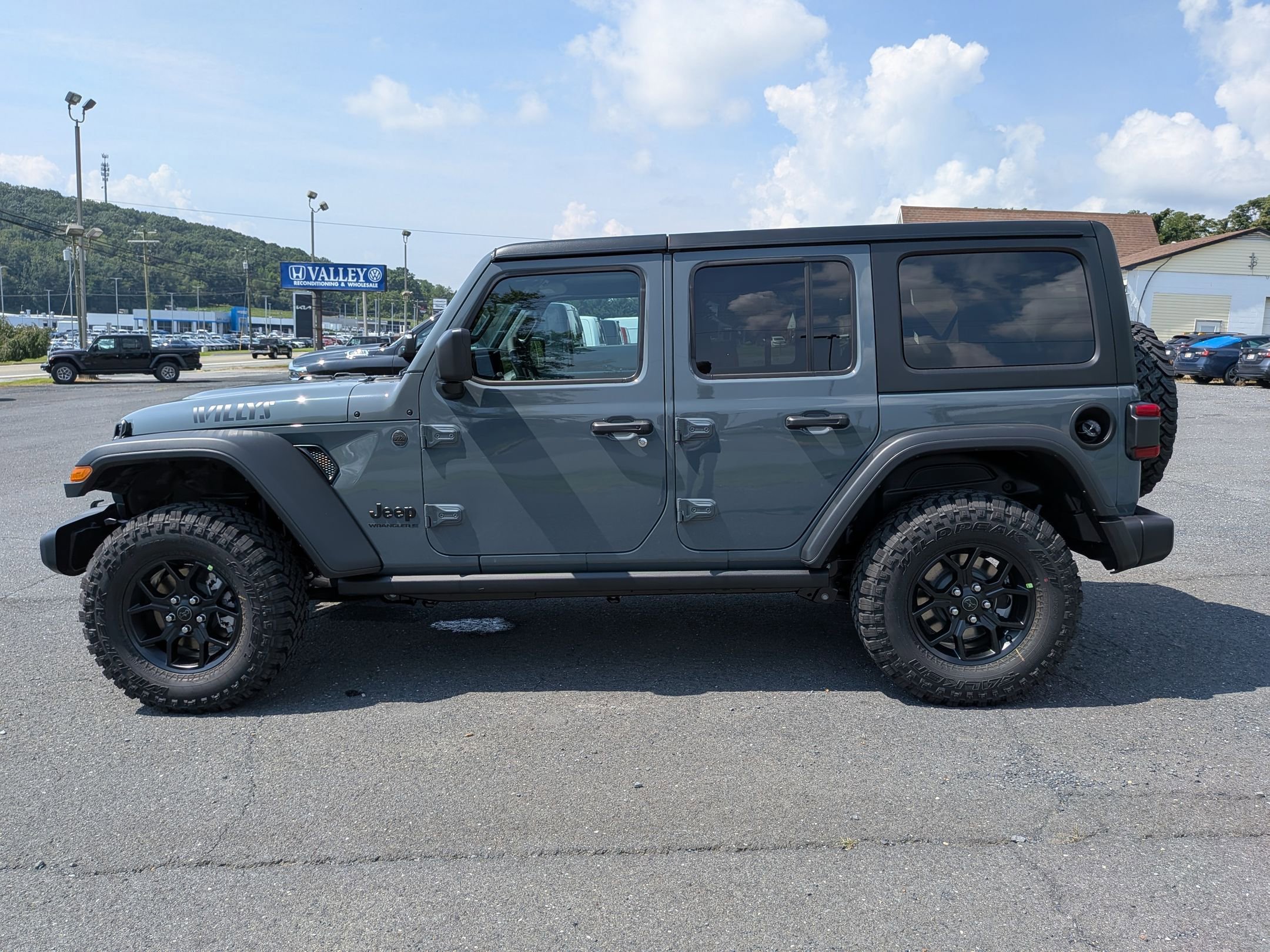 2025 Jeep Wrangler Willys photo 8