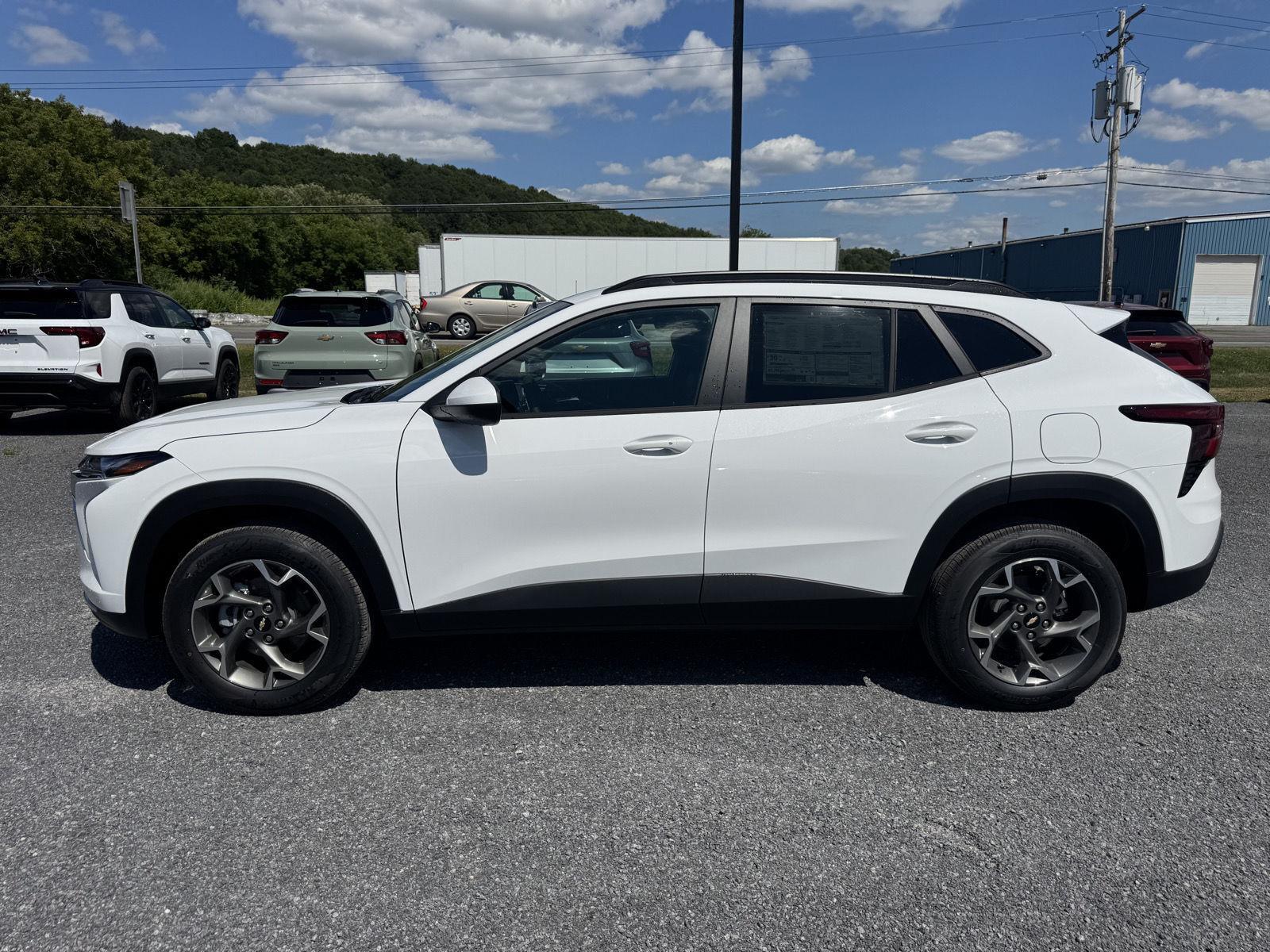 2025 Chevrolet Trax LT photo 2