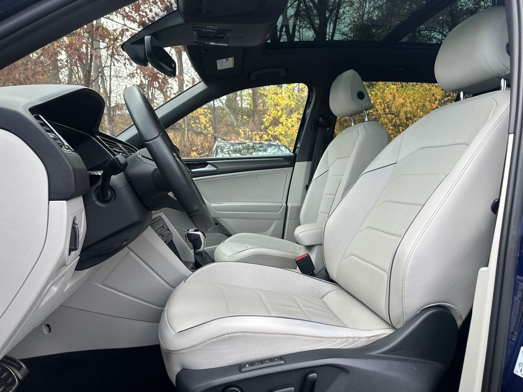 2022 Volkswagen Tiguan SEL Premium R-Line photo 3