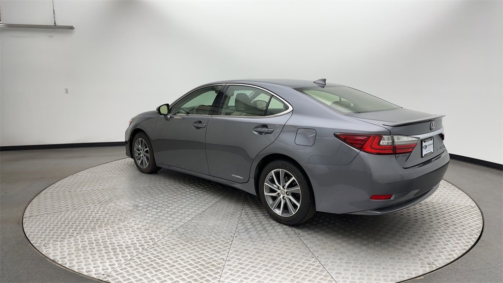 2017 Lexus ES 300h photo 4