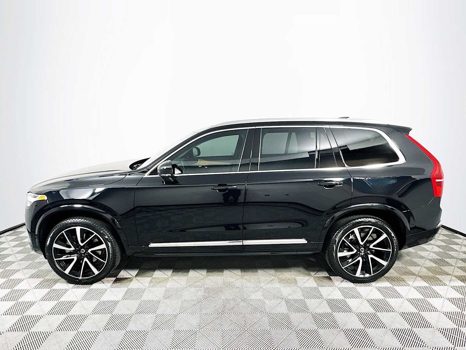 2025 Volvo XC90 B5 Plus AWD photo 2