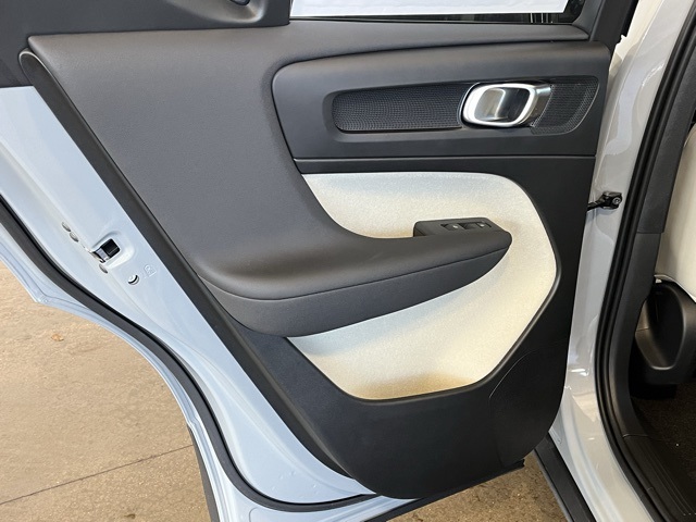 2025 Volvo XC40 Plus photo 28
