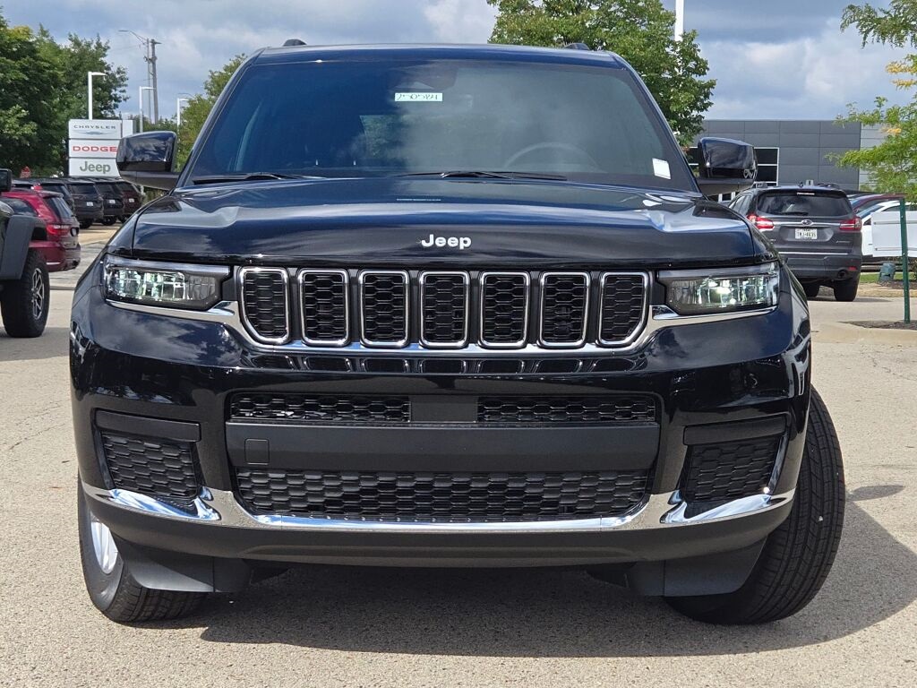2025 Jeep Grand Cherokee Laredo photo 4