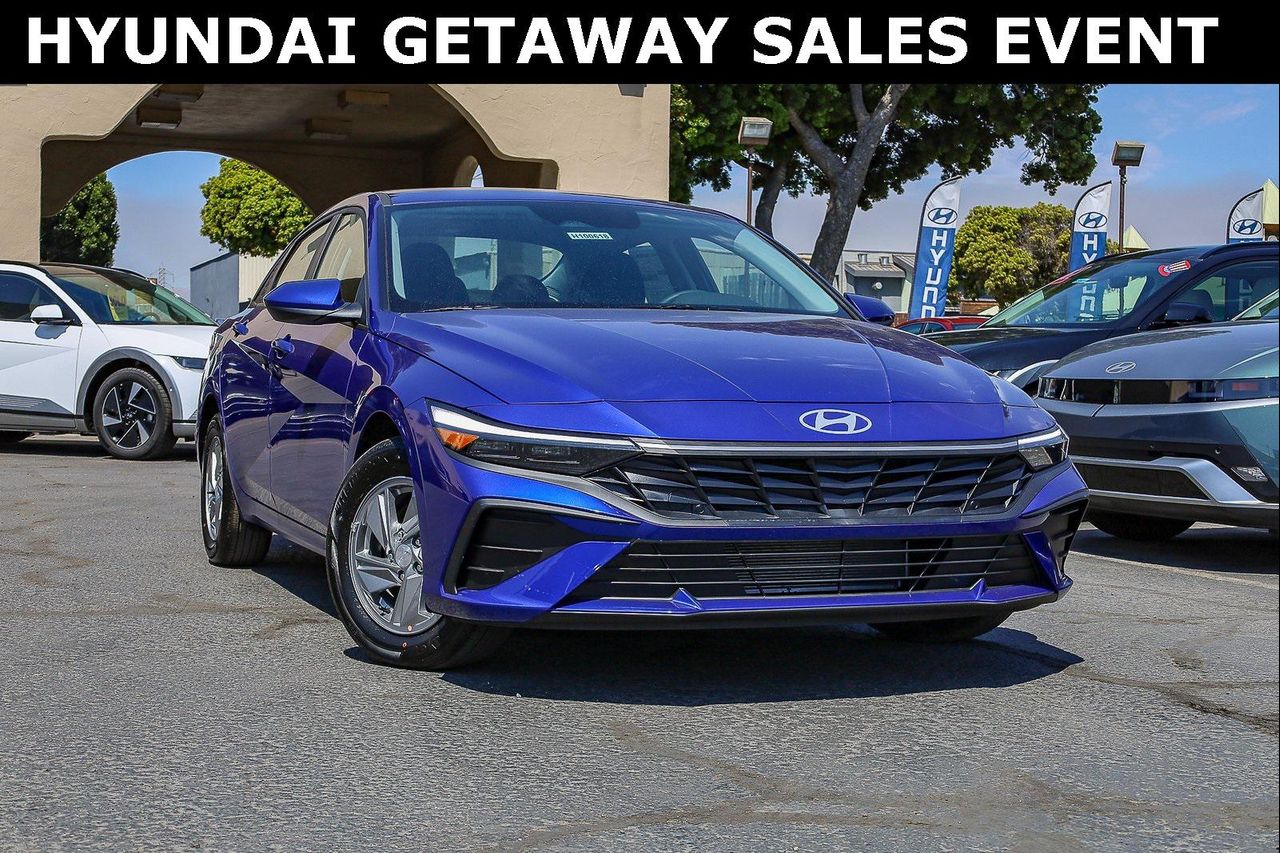 2025 Hyundai Elantra SE's photo