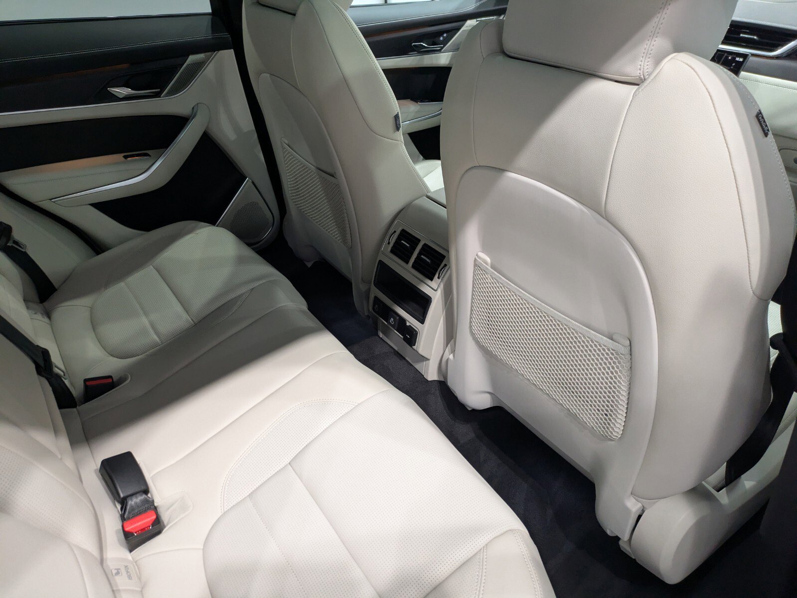 2026 Jaguar F-PACE P250 R-Dynamic S photo 18