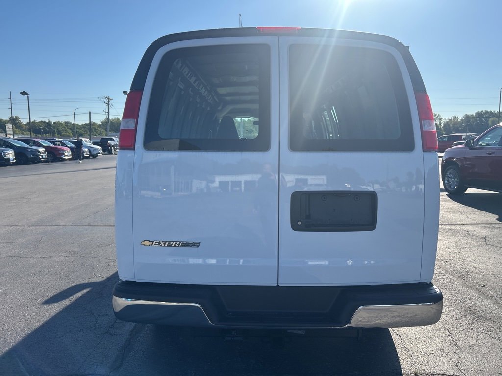 2025 Chevrolet Express Cargo 2500 photo 4