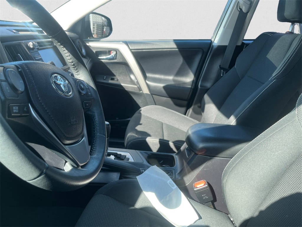 2017 Toyota RAV4 XLE photo 4
