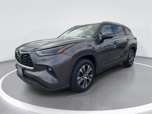 2021 Toyota Highlander XLE photo 2
