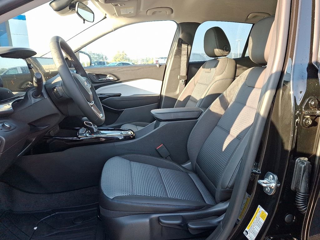 2025 Chevrolet Trax LT photo 3