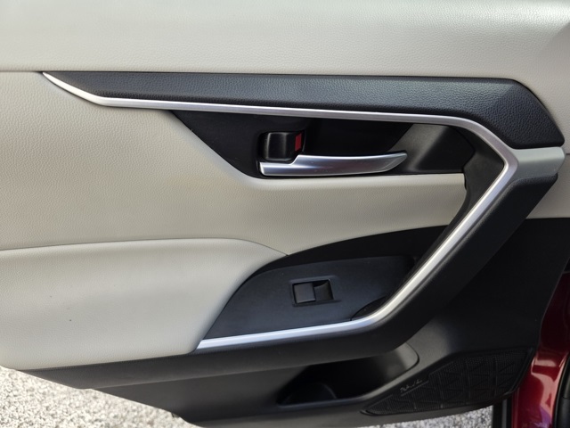2021 Toyota RAV4 XLE photo 10