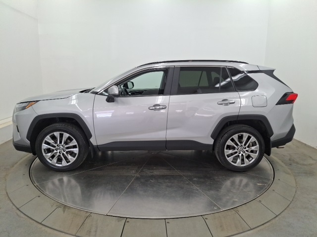2022 Toyota RAV4 Limited photo 2