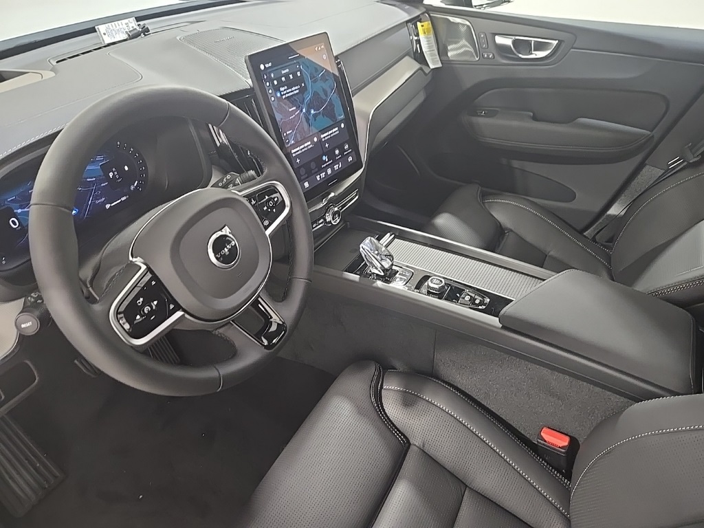 2026 Volvo XC60 B5 Black Edition photo 18