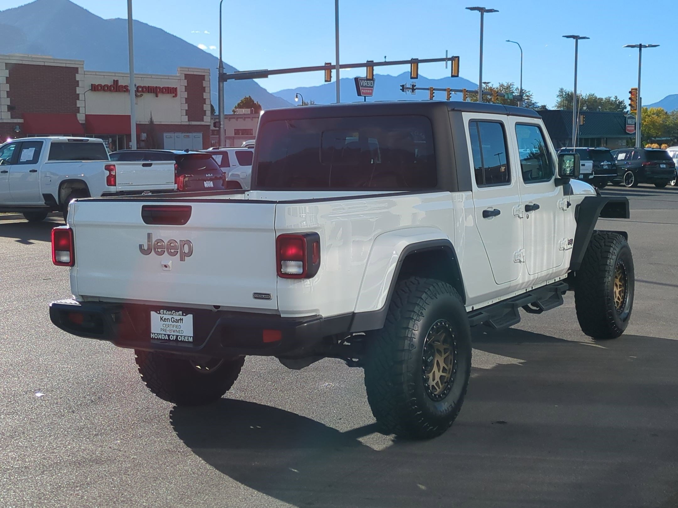 2023 Jeep Gladiator Overland photo 2