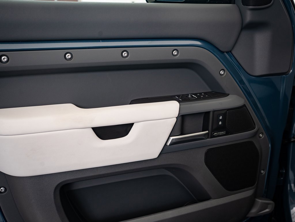 2025 Land Rover Defender 90 X-Dynamic SE photo 21