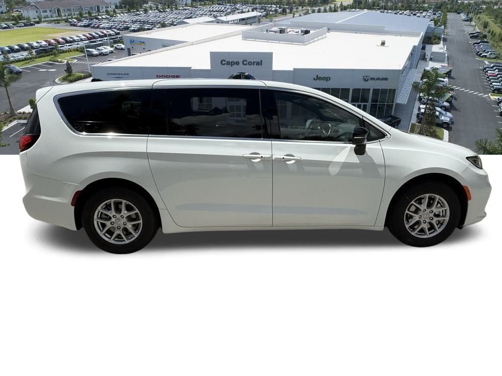 2026 Chrysler Pacifica photo 2