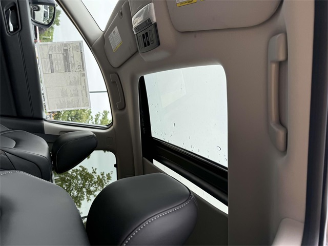 2025 Nissan Pathfinder SL photo 4
