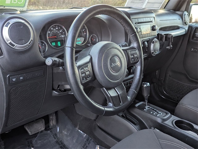 2017 Jeep Wrangler Unlimited Rubicon photo 2