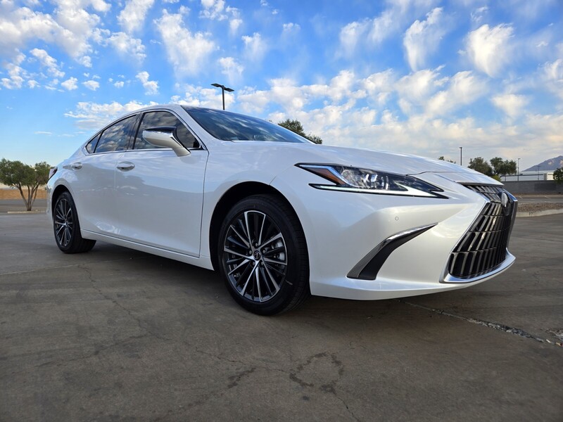 2025 Lexus ES 300h photo 2