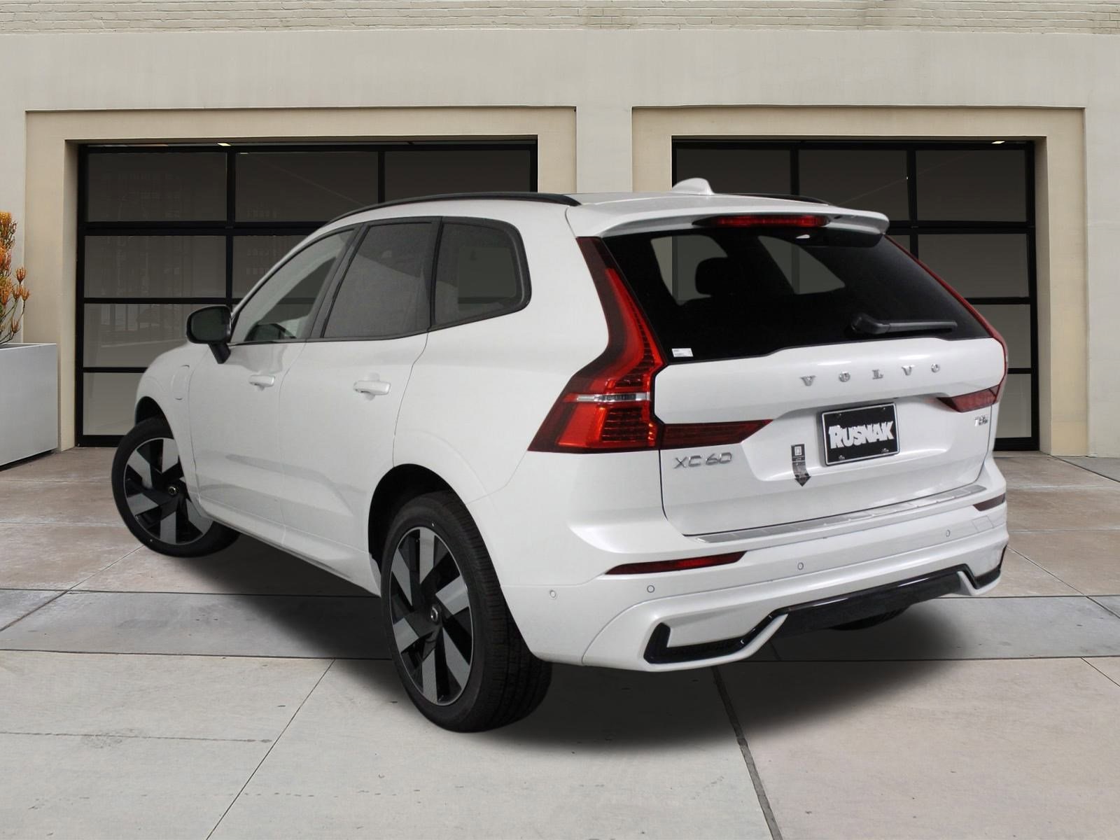 2025 Volvo XC60 Hybrid T8 Plus photo 2