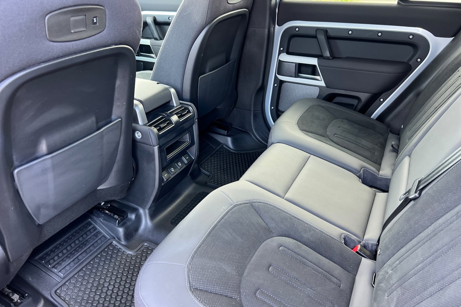 2021 Land Rover Defender 110 SE photo 4