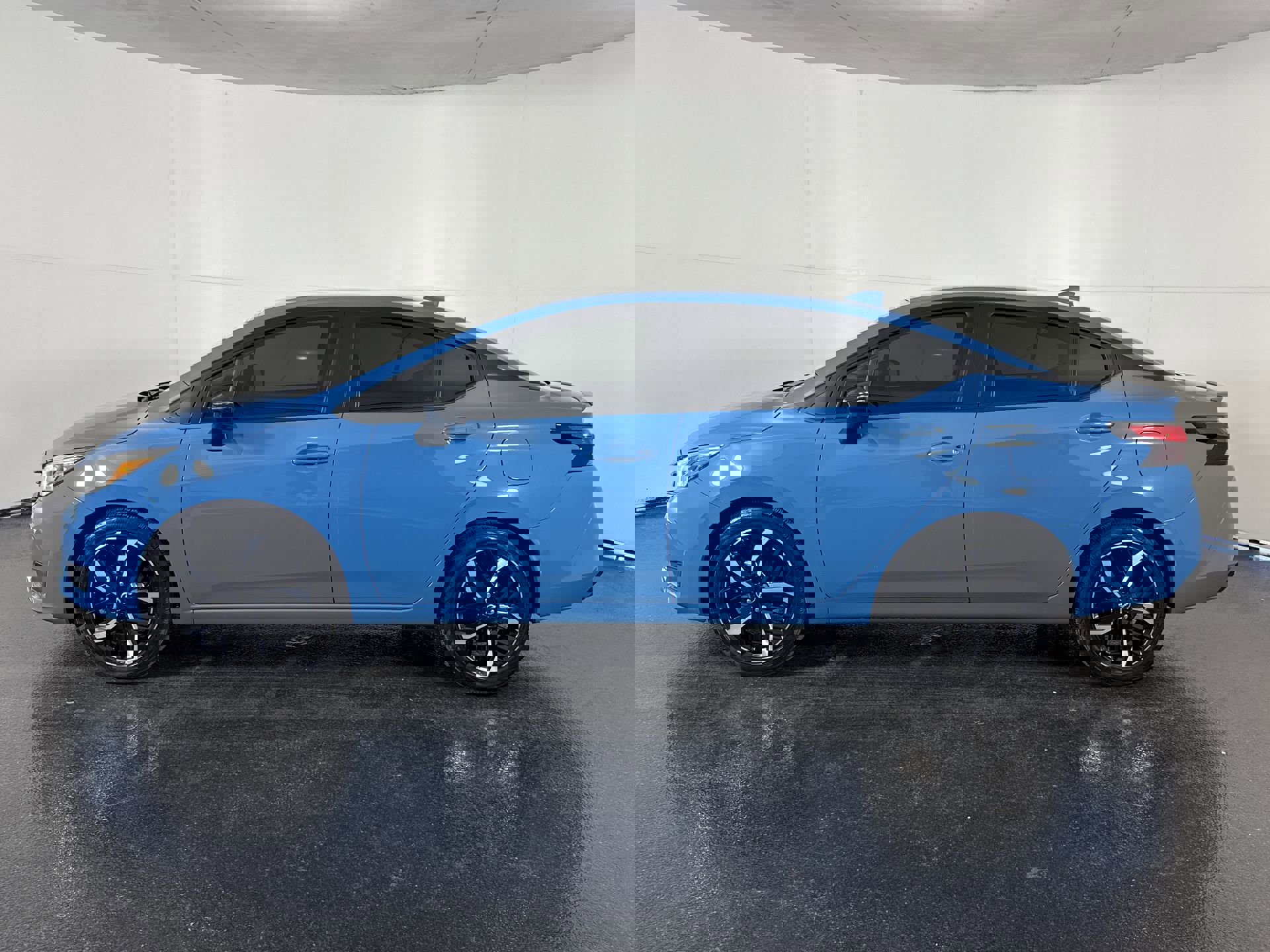 2025 Nissan Versa SR photo 4