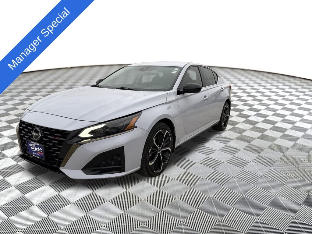 2024 Nissan Altima SR's photo