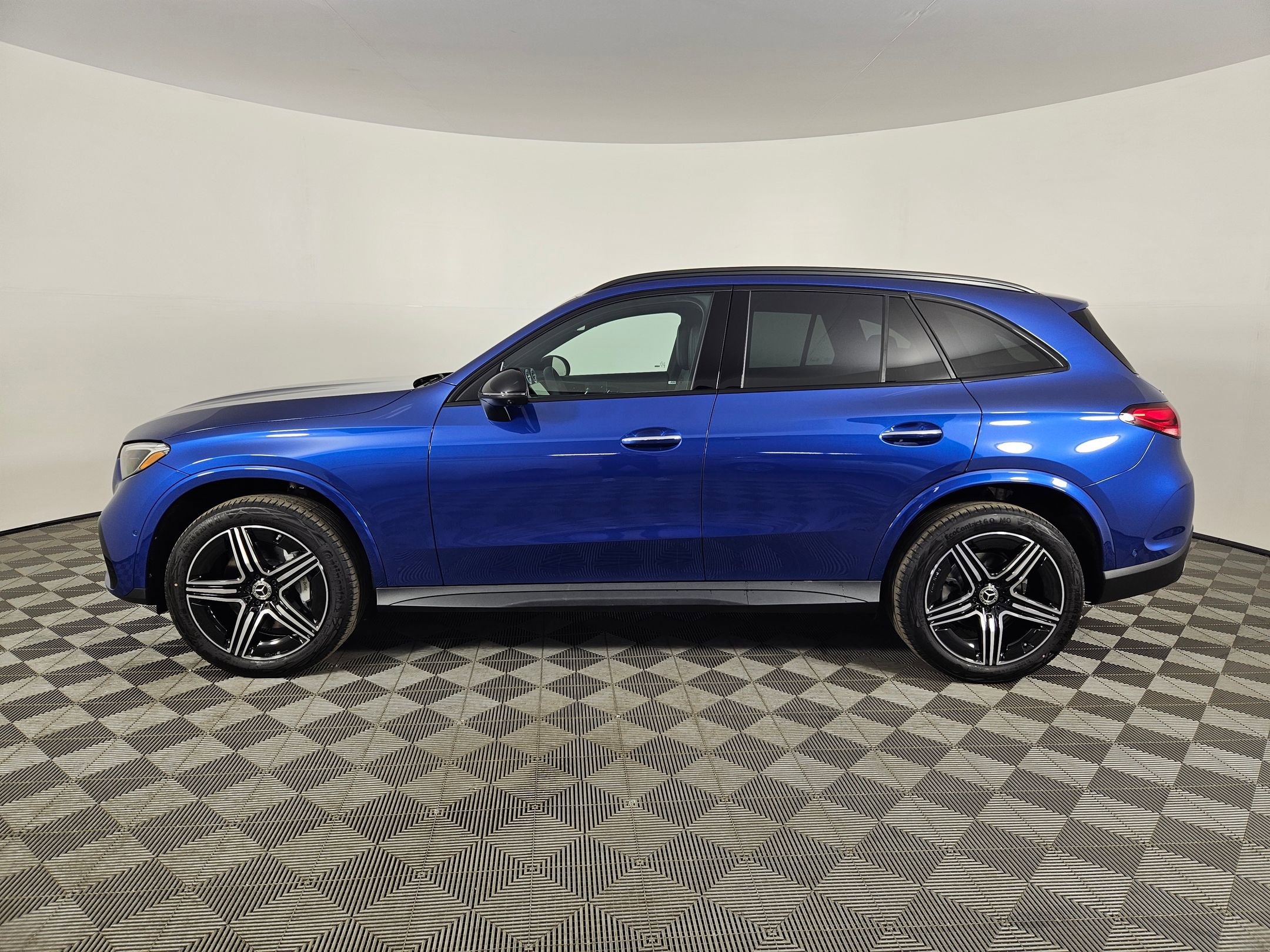2025 Mercedes Benz GLC 300 4MATIC photo 2