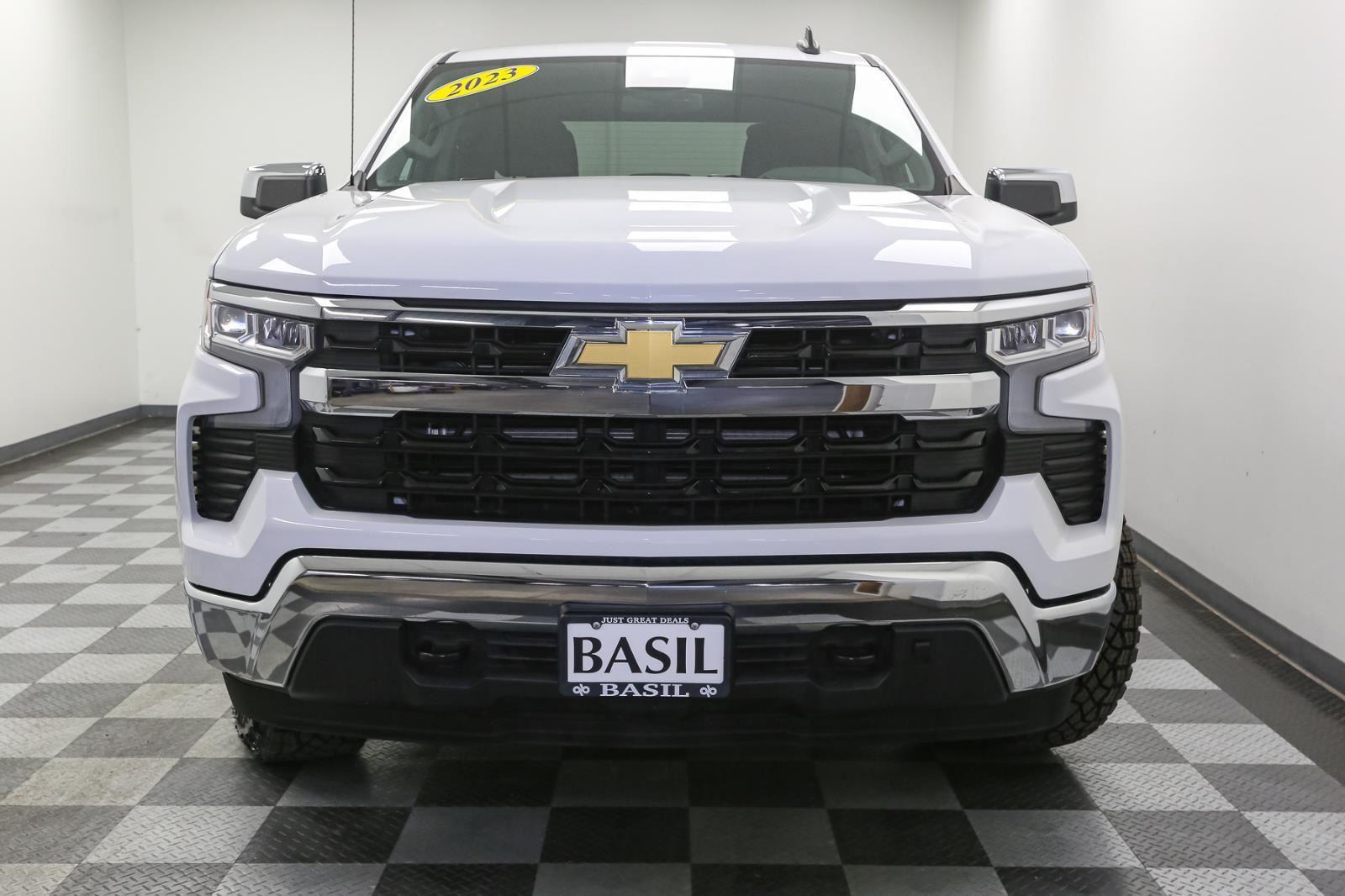 2023 Chevrolet Silverado 1500 LT photo 3
