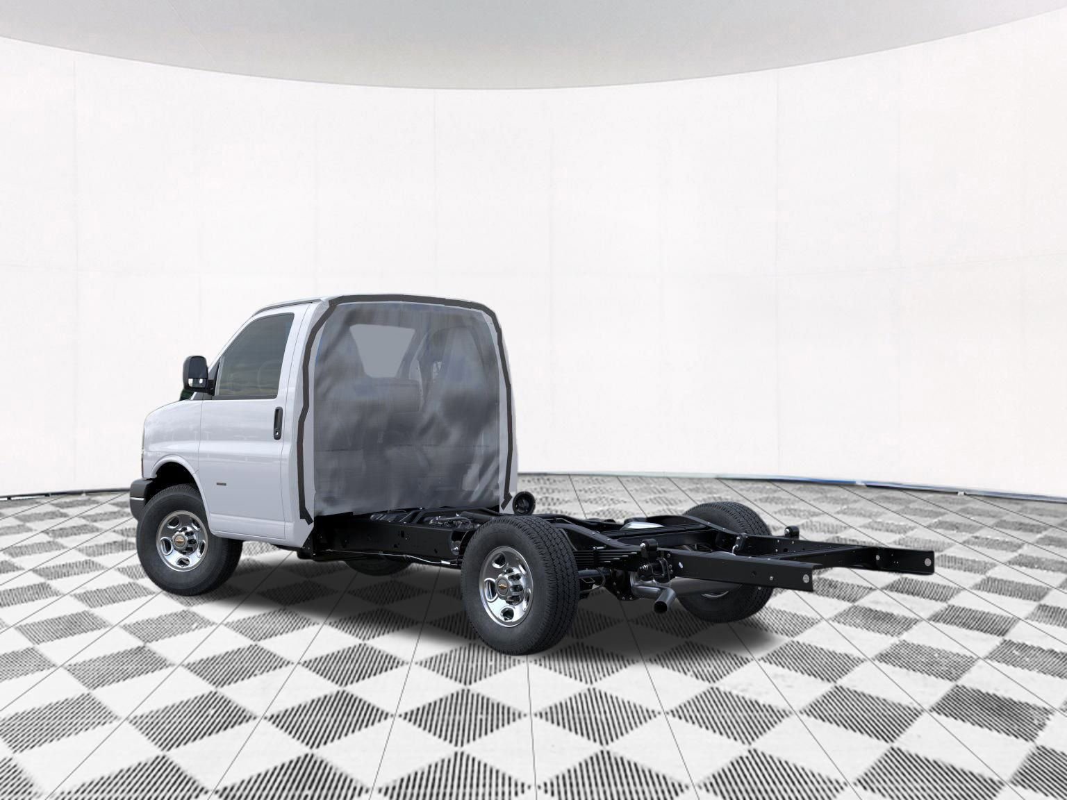2025 Chevrolet Express Cutaway 3500 photo 2