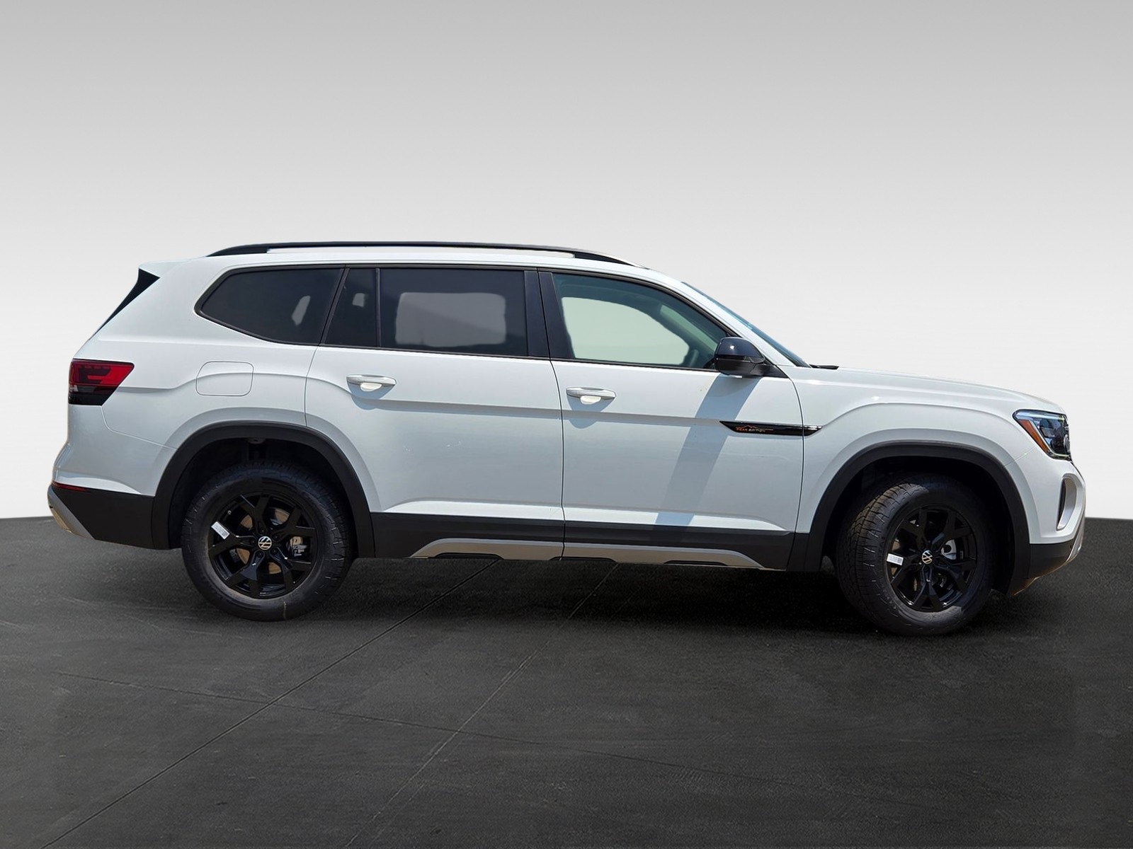 2025 Volkswagen Atlas SE Technology Peak Edition photo 3