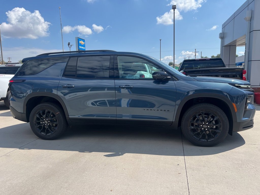 2026 Chevrolet Traverse photo 2