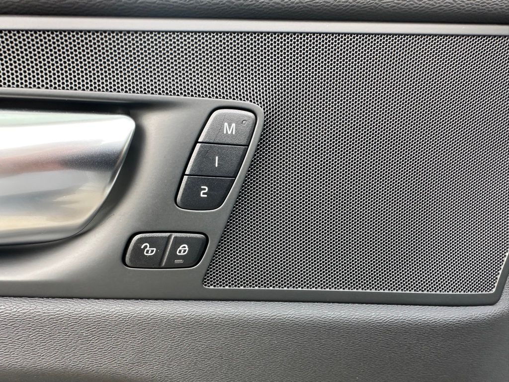 2025 Volvo XC60 B5 Plus photo 12