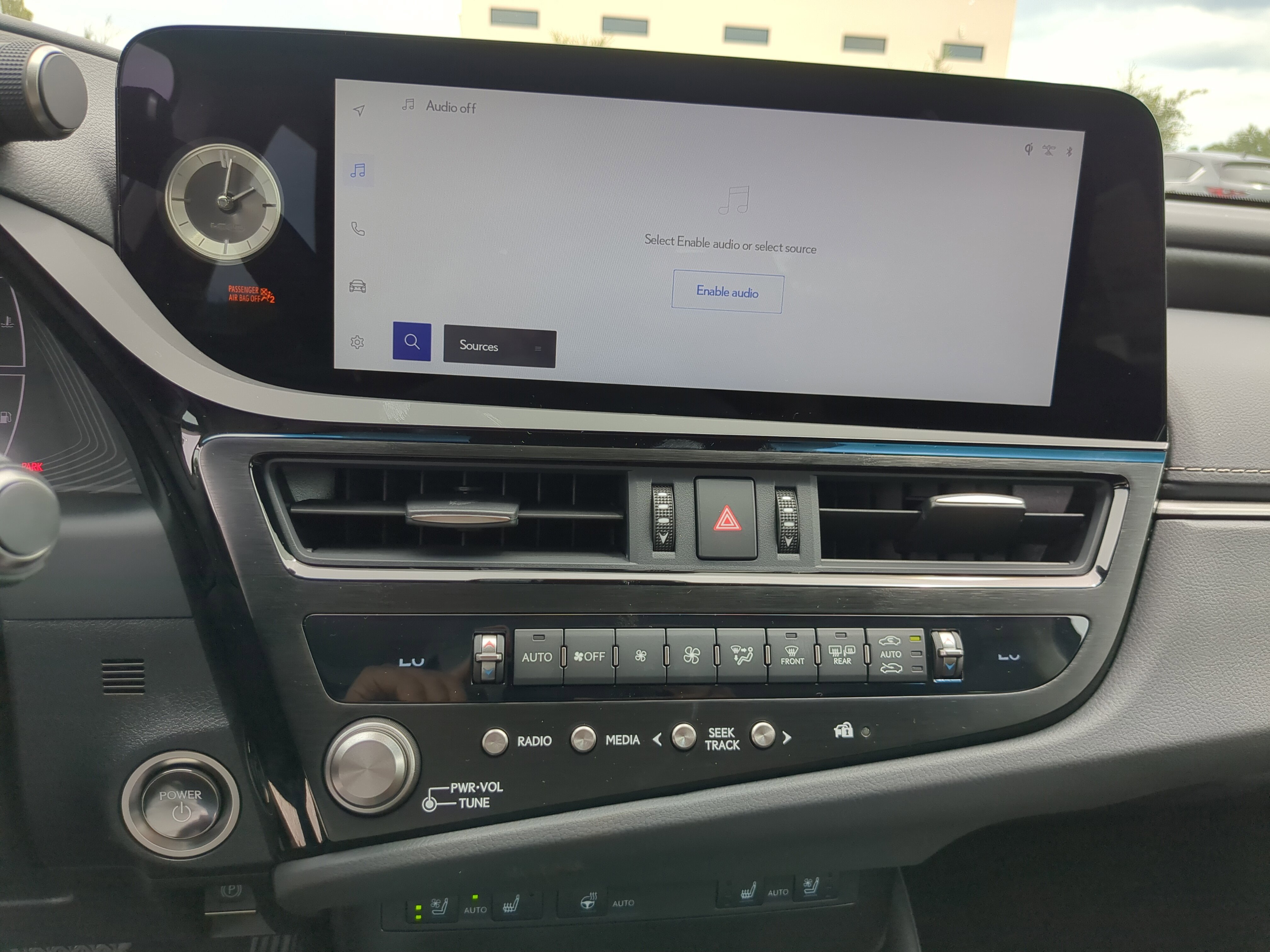2025 Lexus ES 300h photo 16