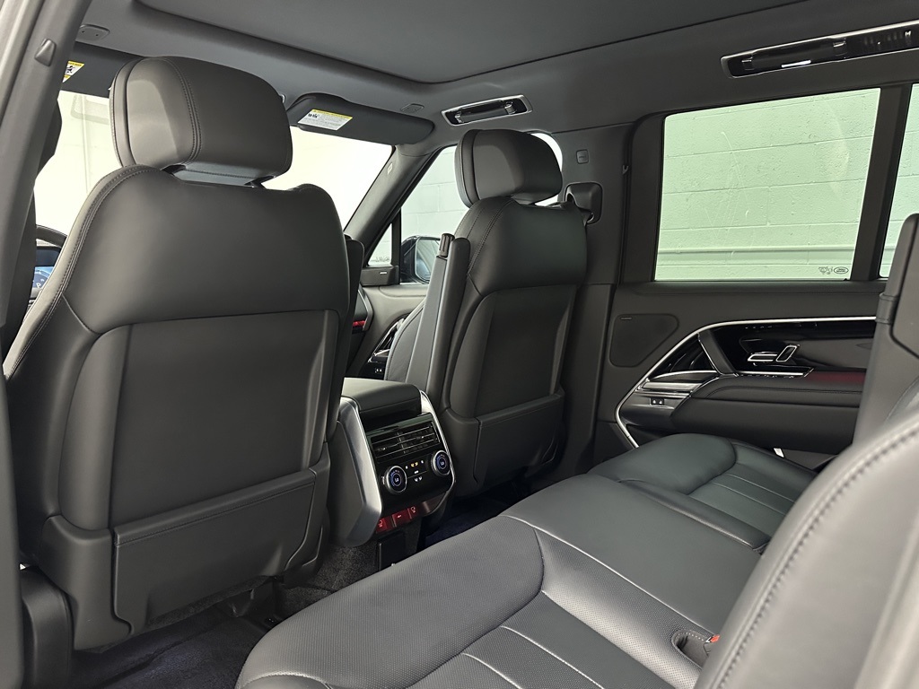 2023 Land Rover Range Rover SE photo 13
