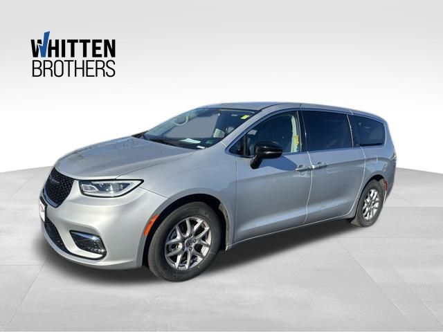 2024 Chrysler Pacifica Touring L's photo