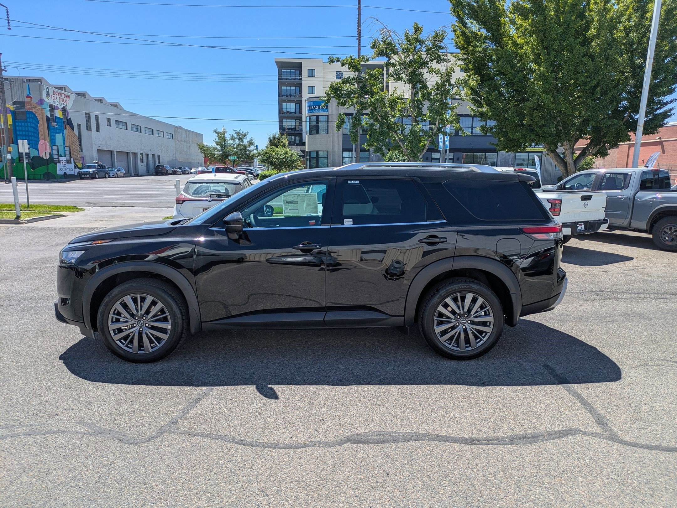 2025 Nissan Pathfinder SL photo 3