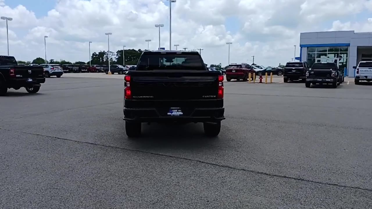 2025 Chevrolet Silverado 1500 Custom photo 7
